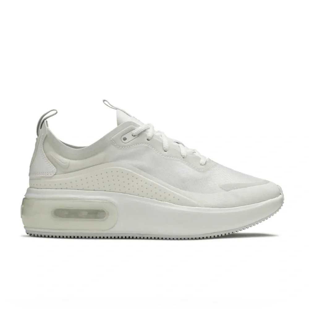 Nike | Women’s white/lavendar Air Max Dia lace up sneakers, lavender accents 8.5